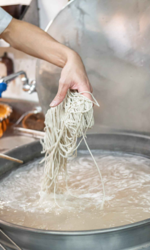 蕎麦を茹でている画像